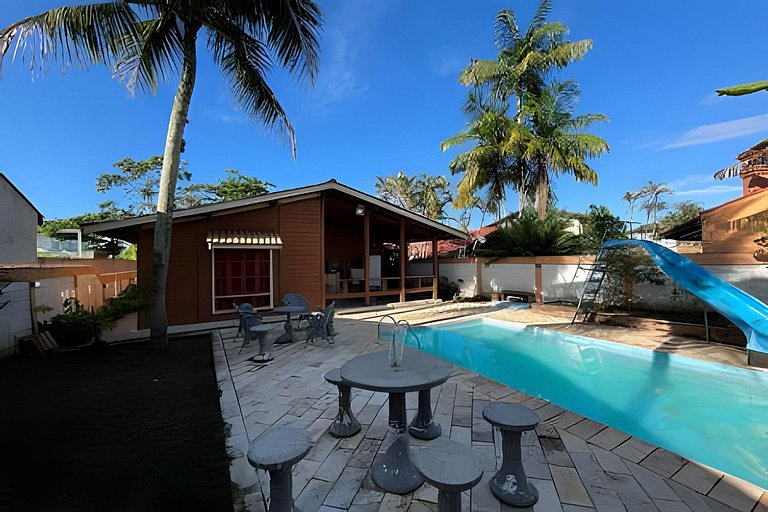 Casa de praia em condomínio com ar-condicionado e piscina