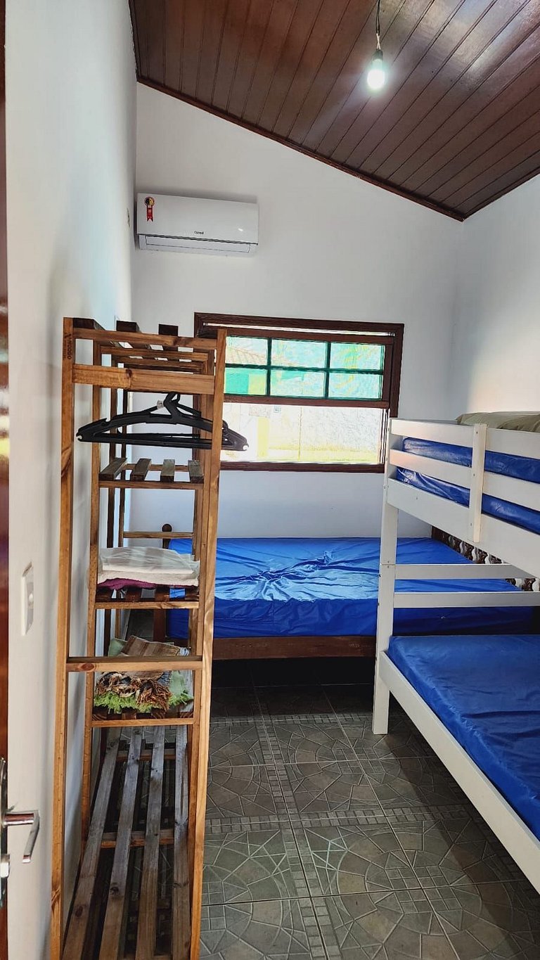 Casa na praia em condomínio com piscina e ar-condicionado