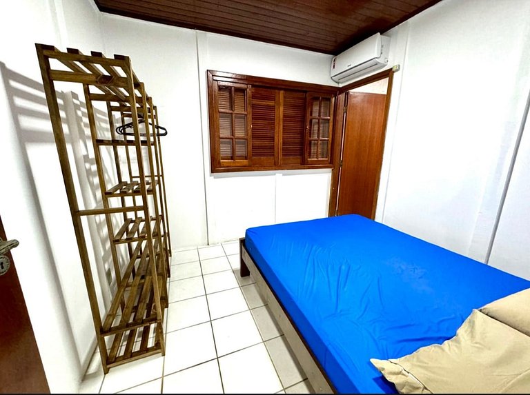 Casa na praia em condomínio com piscina e ar-condicionado