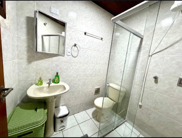 Casa na praia em condomínio com piscina e ar-condicionado