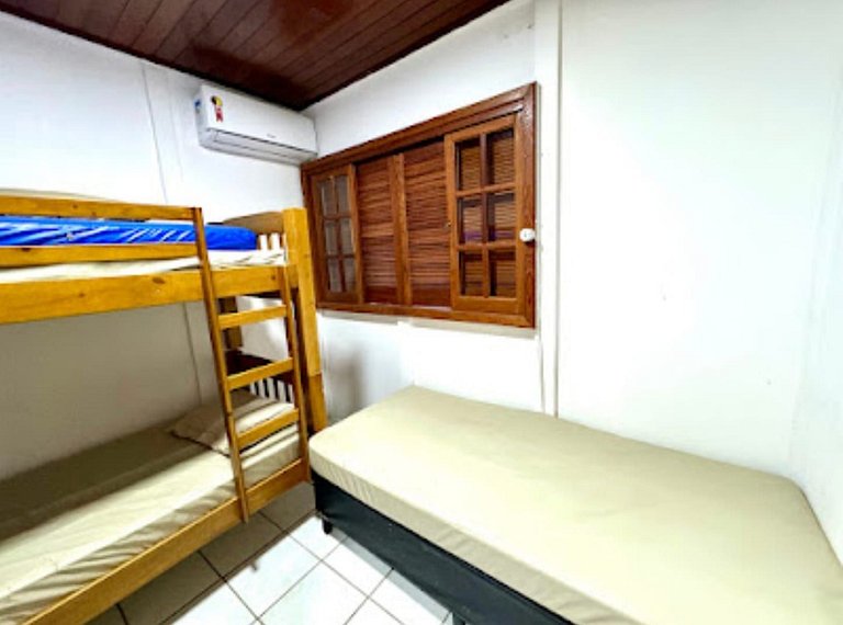 Casa na praia em condomínio com piscina e ar-condicionado