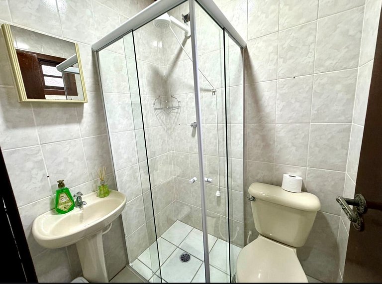 Casa na praia em condomínio com piscina e ar-condicionado