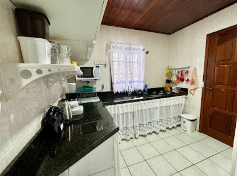 Casa na praia em condomínio com piscina e ar-condicionado