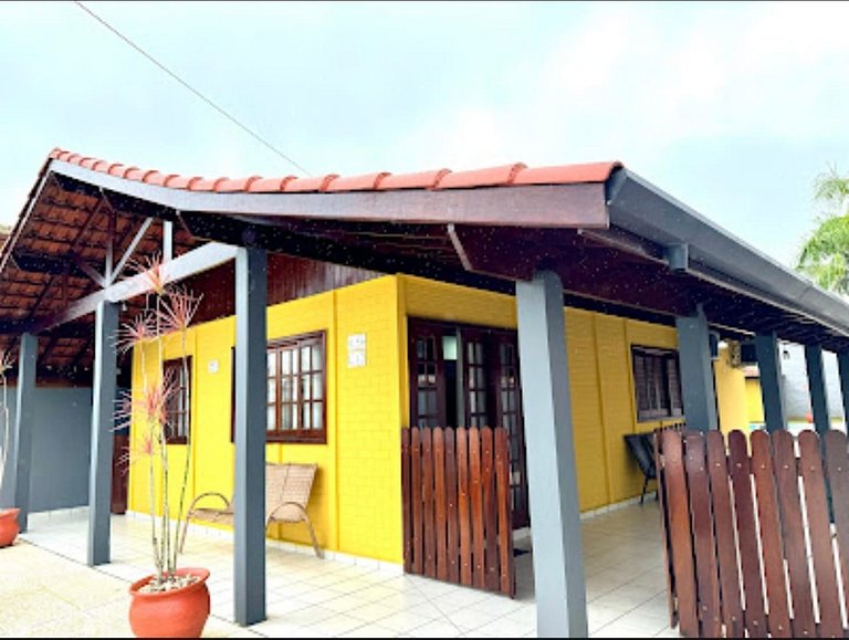 Casa na praia em condomínio com piscina e ar-condicionado