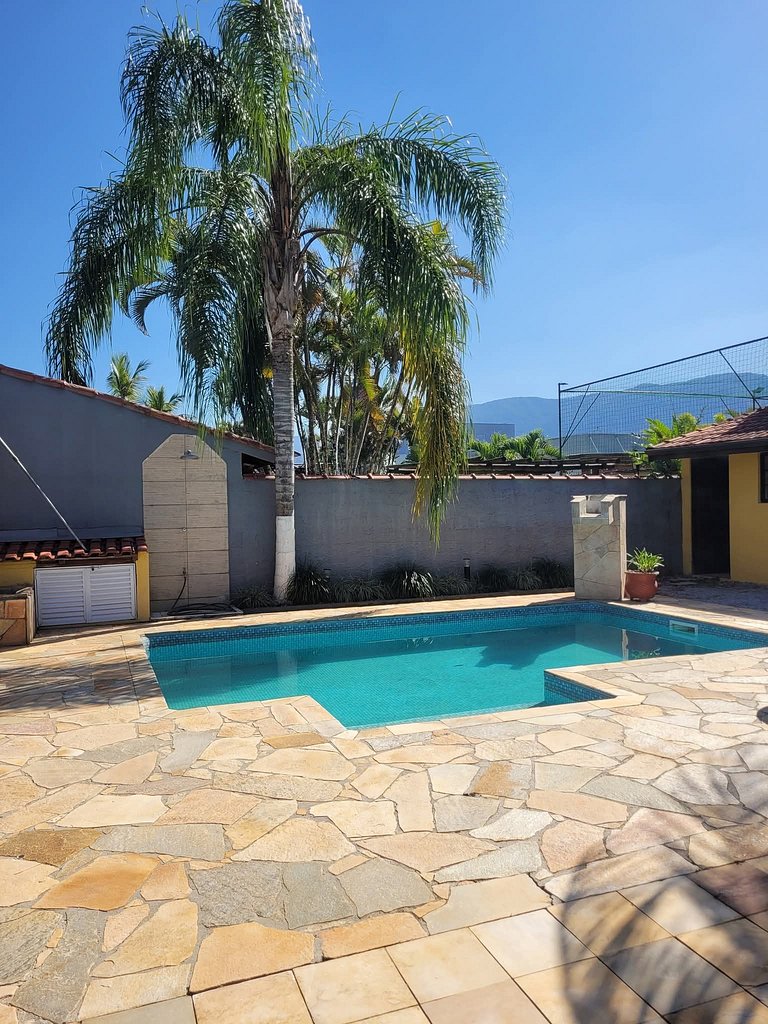 Casa na praia em condomínio com piscina e ar-condicionado