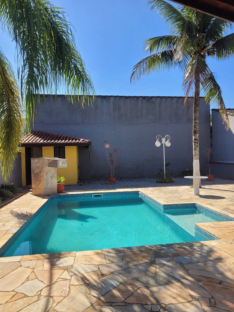 Casa na praia em condomínio com piscina e ar-condicionado