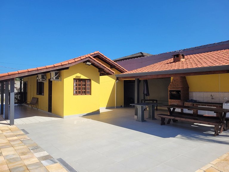 Casa na praia em condomínio com piscina e ar-condicionado