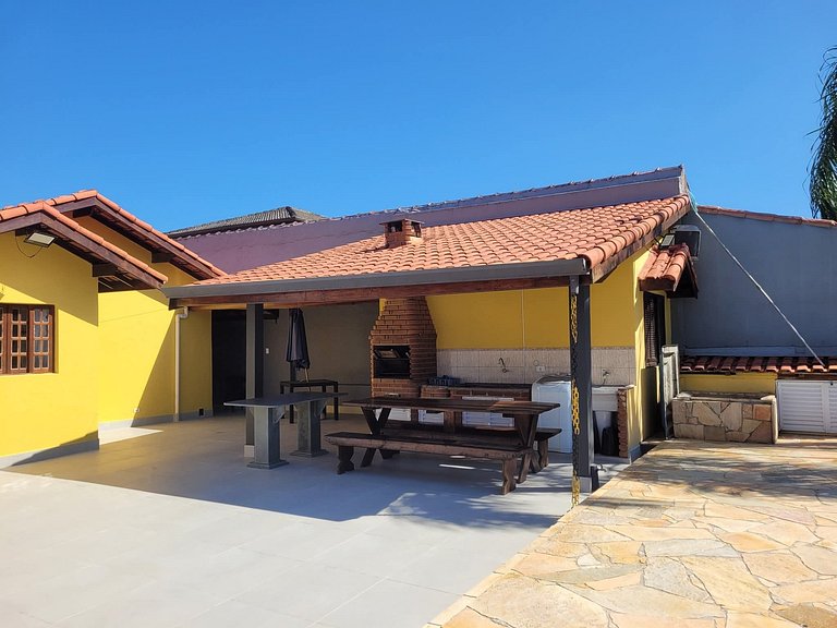 Casa na praia em condomínio com piscina e ar-condicionado
