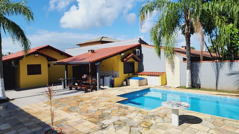 Casa na praia em condomínio com piscina e ar-condicionado