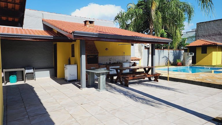 Casa na praia em condomínio com piscina e ar-condicionado