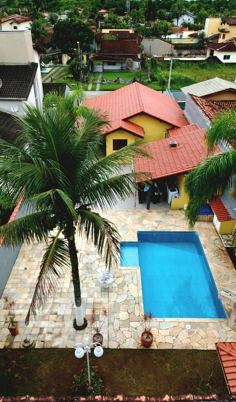 Casa na praia em condomínio com piscina e ar-condicionado