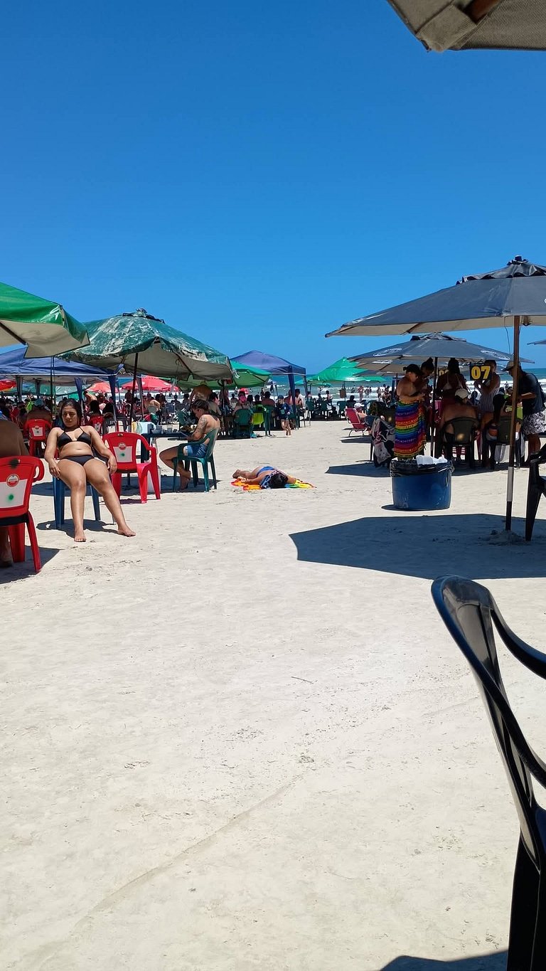 Casa na praia em condomínio com piscina e ar-condicionado