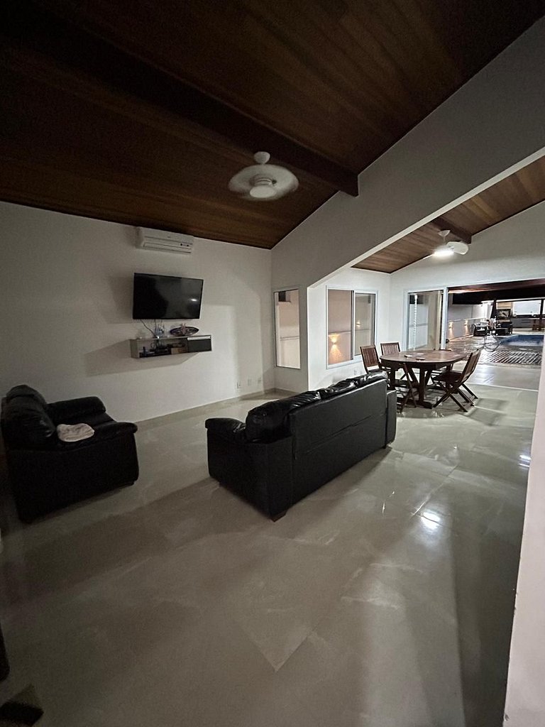 Casa na Praia com Piscina Aquecida em Condominio